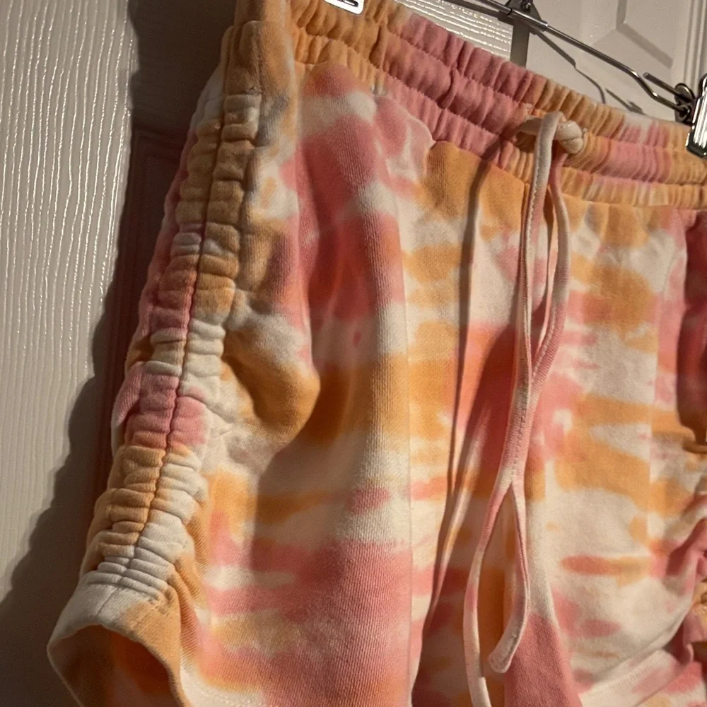 1. State Ruched Side Seam Shorts In Sunburst Tie-Dye size small NWT